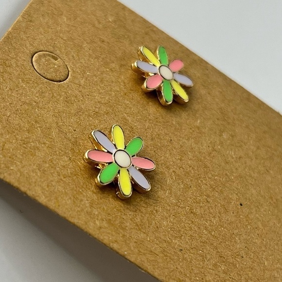 Pastel pedal flower stud earrings - Picture 3 of 3